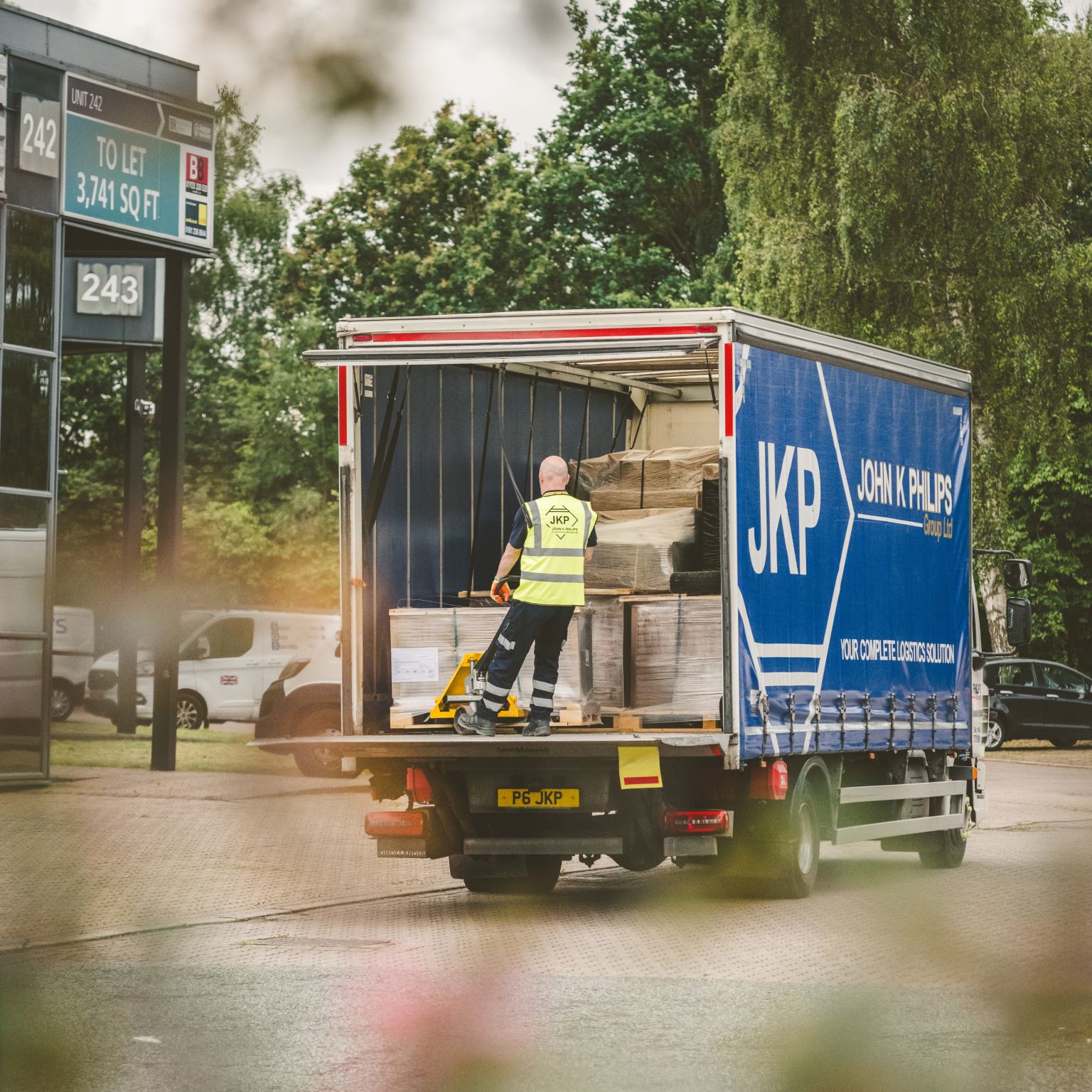 📦 Reliable Parcel Delivery, Fast & Secure! 🚛